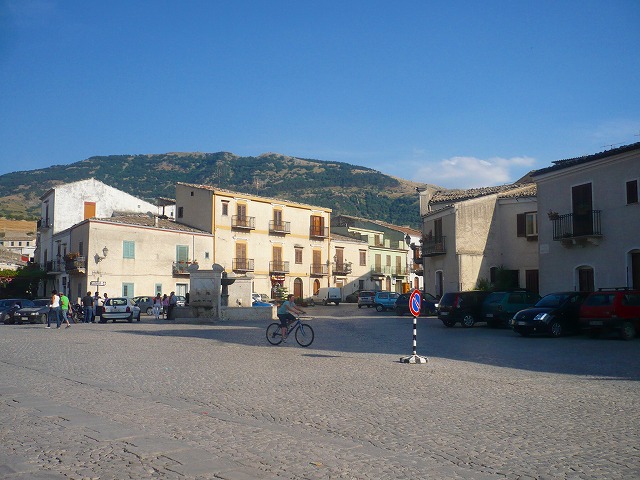 ニュー・シネマ・パラダイスの村、パラッツォ・アドリアーノ(Palazzo Adriano)へ