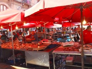 賑わうカターニアの魚市場