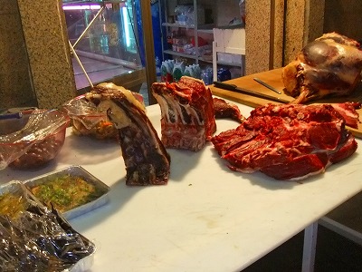 カターニアの名物ストリートフード、馬肉サンド