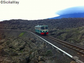 可愛らしいエトナ周遊鉄道