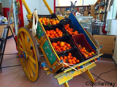 色使いが可愛い！シチリアの伝統荷車（Carretto siciliano）