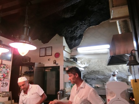 極上の魚介が味わえるトラットリア「La Grotta」