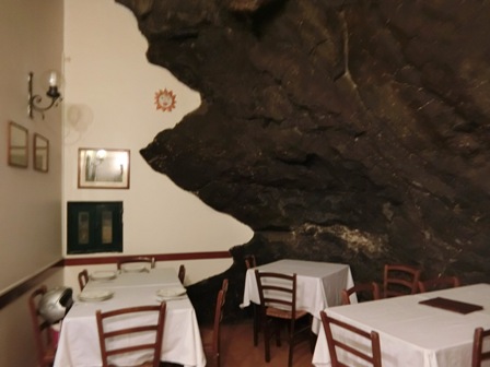 極上の魚介が味わえるトラットリア「La Grotta」