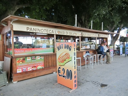 シラクーサで馬肉ハンバーガー「Paninoteca L'oasi di Silvy」