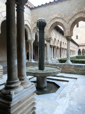 モンレアーレのベネディクト派修道院の回廊