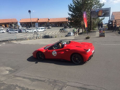 エトナでフェラーリショーに遭遇