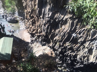 玄武岩プリズムの眺めが素晴らしいアルカンタラ渓谷